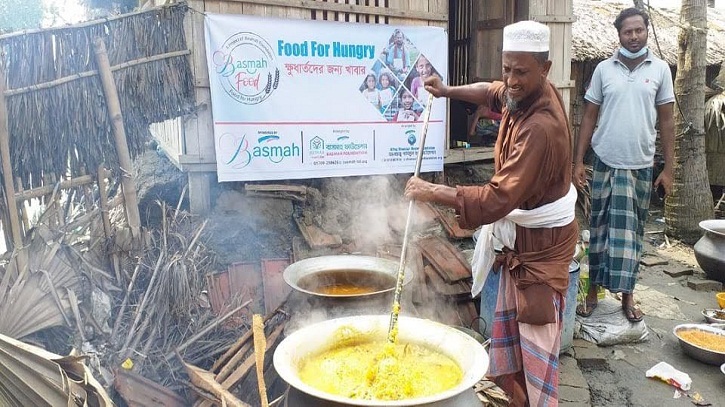 খাদ্য বিতরণ করছে বাসমাহ খাদ্য বিতরণ করছে বাসমাহ