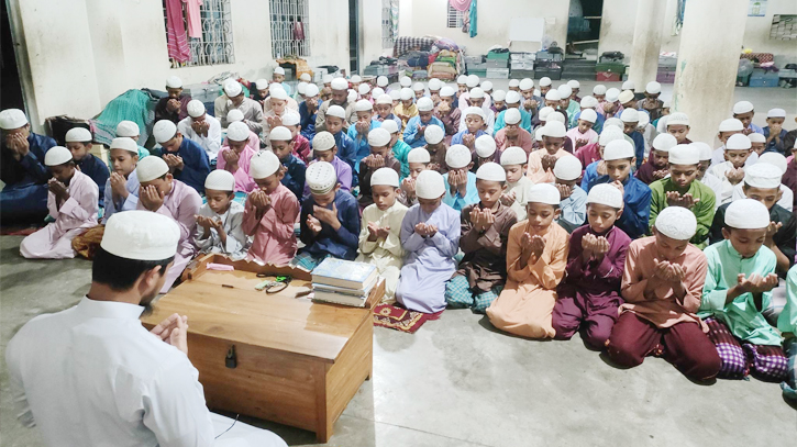 সূফী ওসমান আলীর মৃত্যুবার্ষিকী উপলক্ষে ঢাকার ছারছীনা খানকায় দোয়া সূফী ওসমান আলীর মৃত্যুবার্ষিকী উপলক্ষে ঢাকার ছারছীনা খানকায় দোয়া