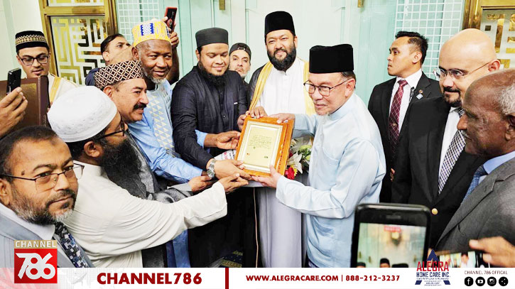 আইটিভির পক্ষ থেকে মালয়েশিয়ার প্রধানমন্ত্রীকে অ্যাওয়ার্ড প্রদান আইটিভির পক্ষ থেকে মালয়েশিয়ার প্রধানমন্ত্রীকে অ্যাওয়ার্ড প্রদান