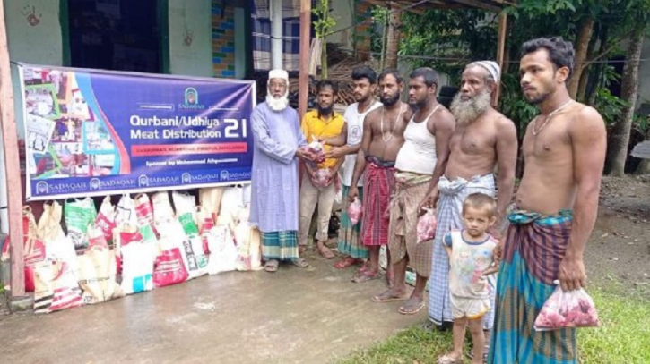 পিরোজপুরে ঘরে গোশত পৌঁছে দিয়েছেন সাদাকাহর স্বেচ্ছাসেবীরা