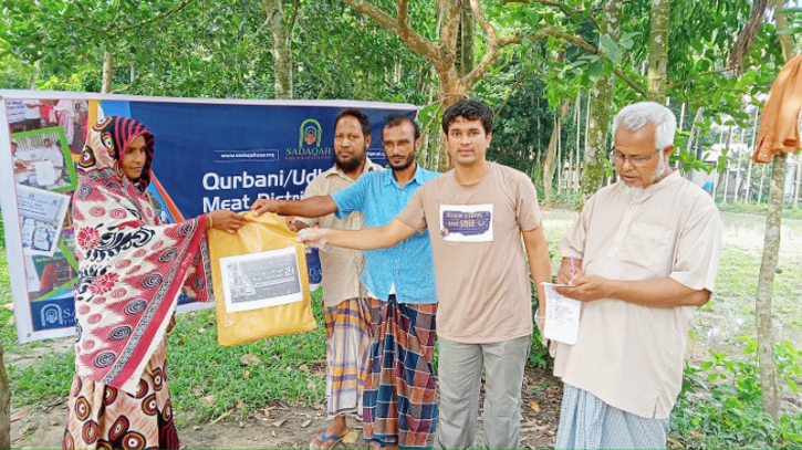 ময়মনসিংহে সাদাকাহ ফাউন্ডেশনের কোরবানির গোশত বিতরণ